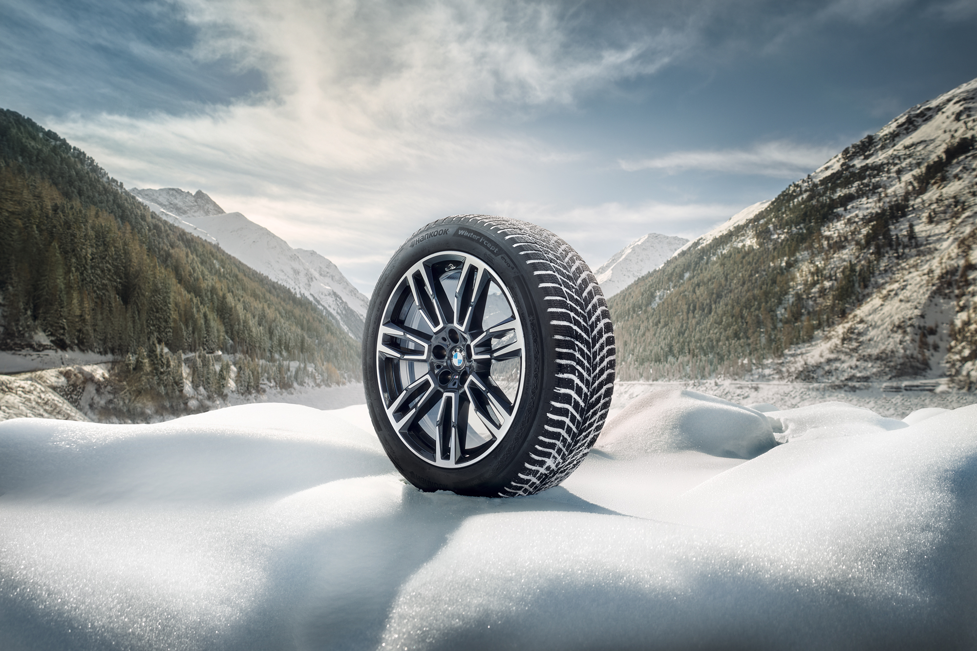 Hankook Winter i*cept evo 4 tyre product shot showing tread pattern